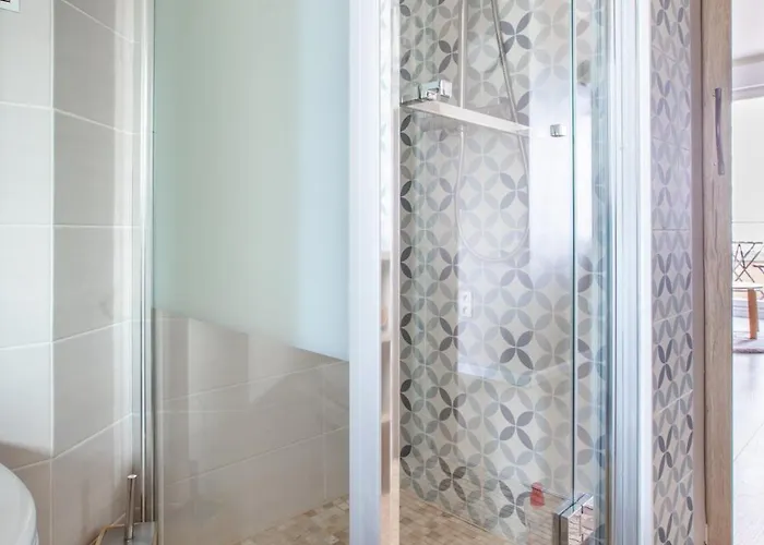 Le Tassigny A 2mn Du Centre Avec Parking Апартаменты *